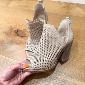 VINCE CAMUTO | Katnina Heel (Taupe)